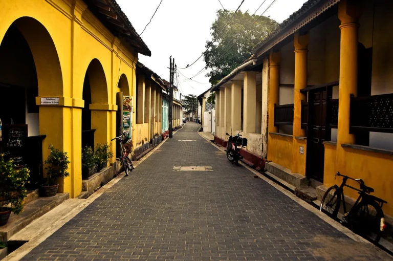 Alley in Galle Fort – Island Walkers